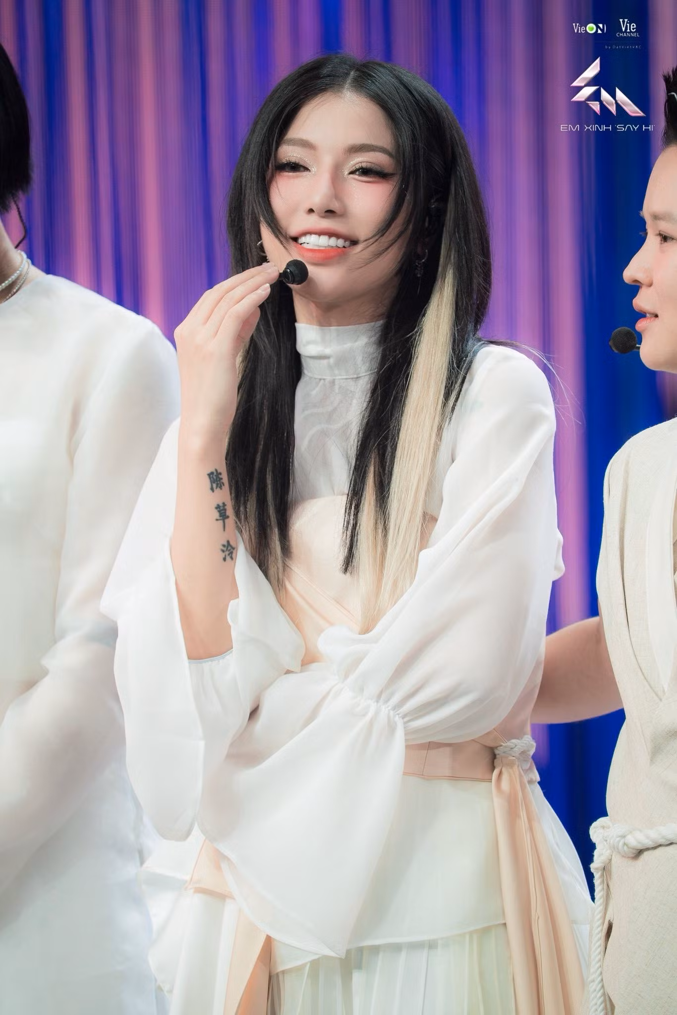 em-xinh-say-hi-follow-lyhan.jpg