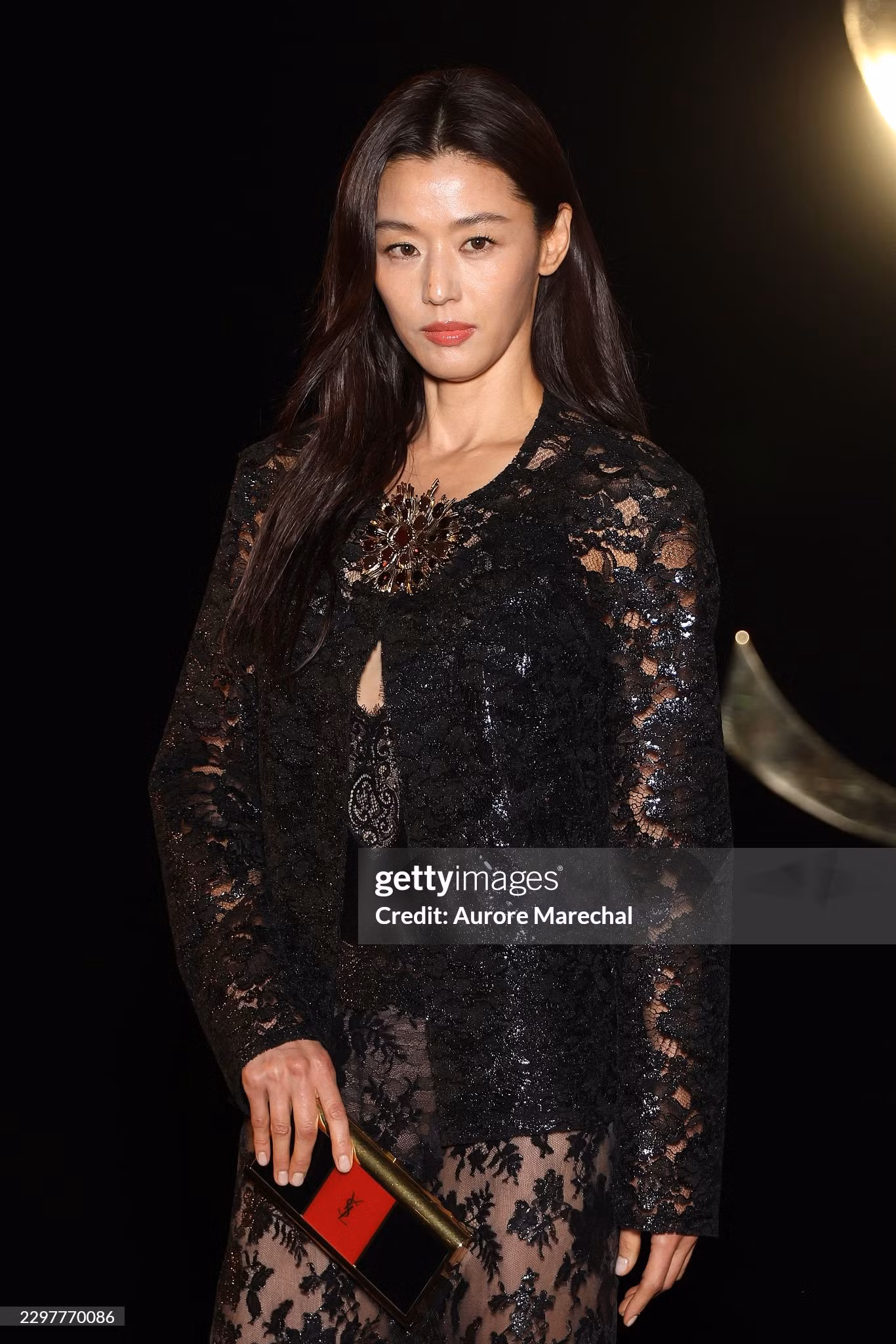 paris-fashion-week-ss27-saint-laurent-rose-luu-van-jun-ji-jyun.jpg