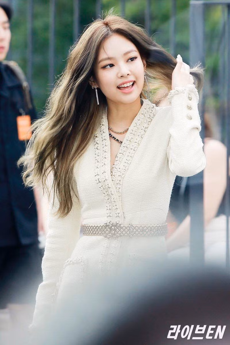 chanel-seoul-show-2016-jennie.jpg