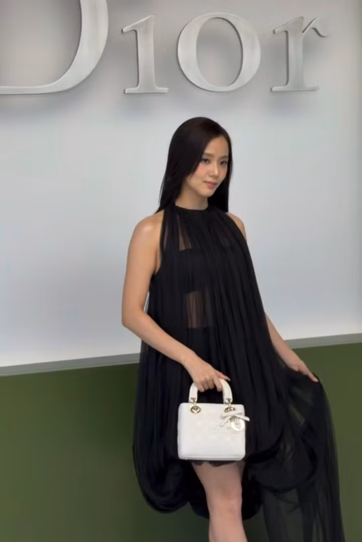 paris-fashion-week-dior-jisoo-bp.jpg