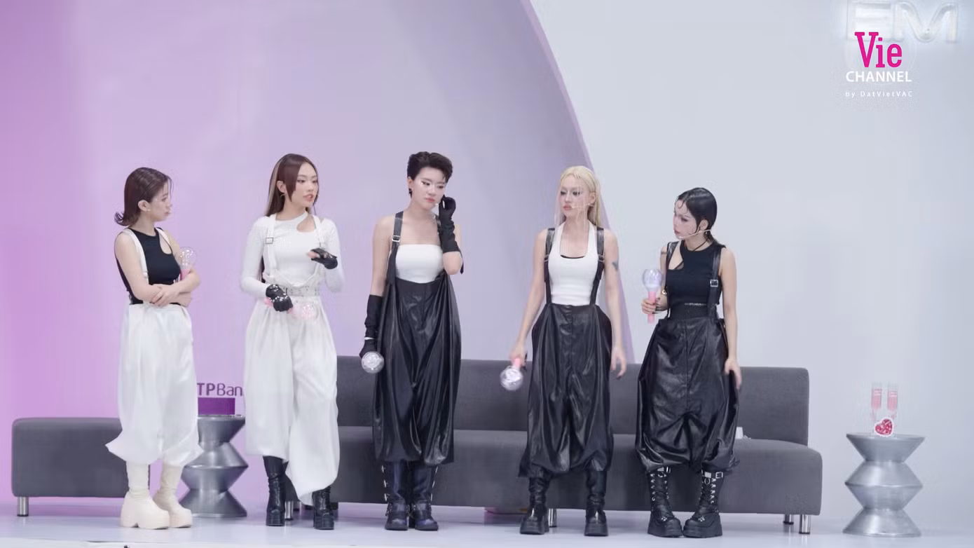 live-stage-4-em-xinh-say-hi-outfit-15.png