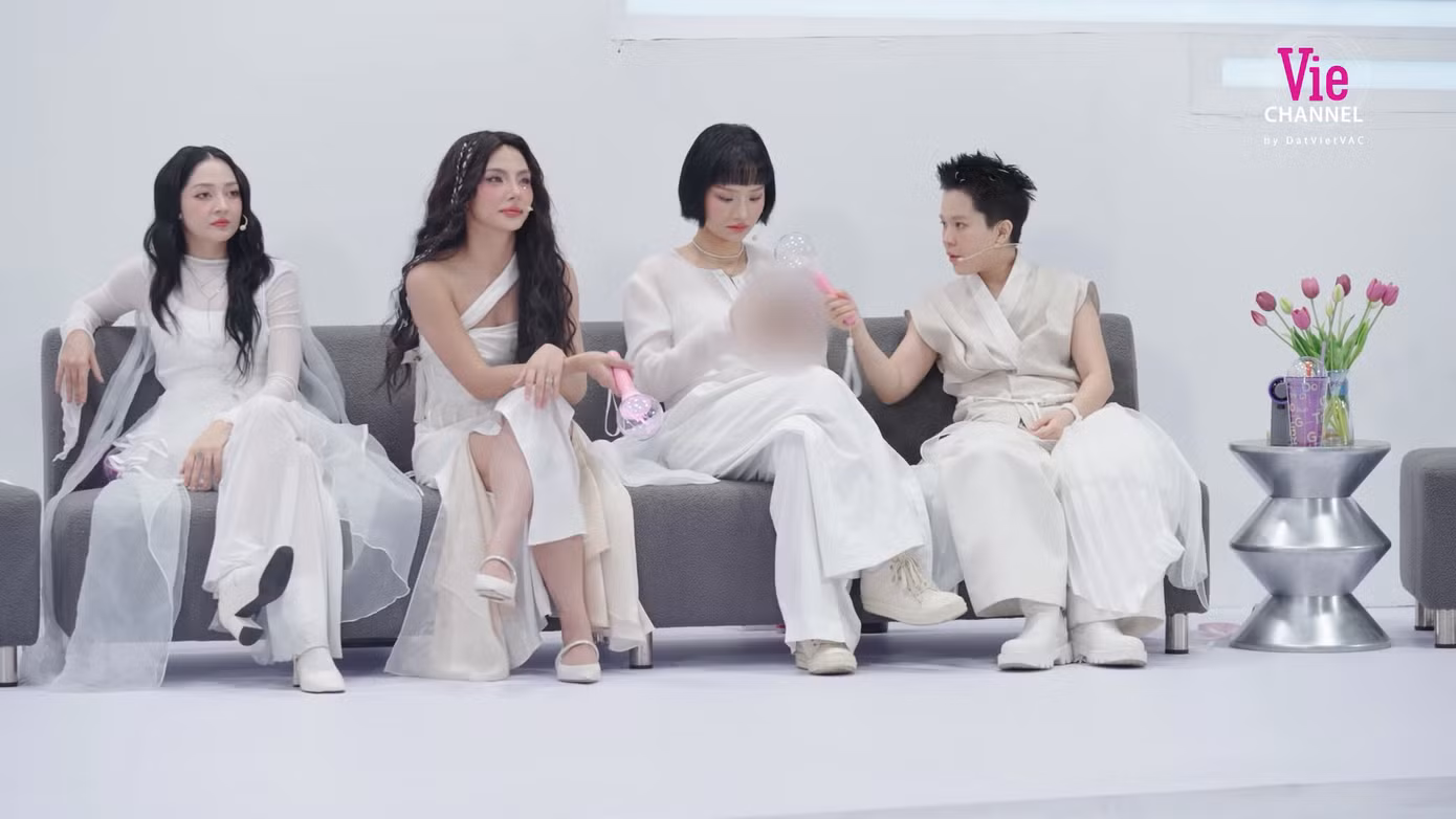 live-stage-4-em-xinh-say-hi-outfit-5.png