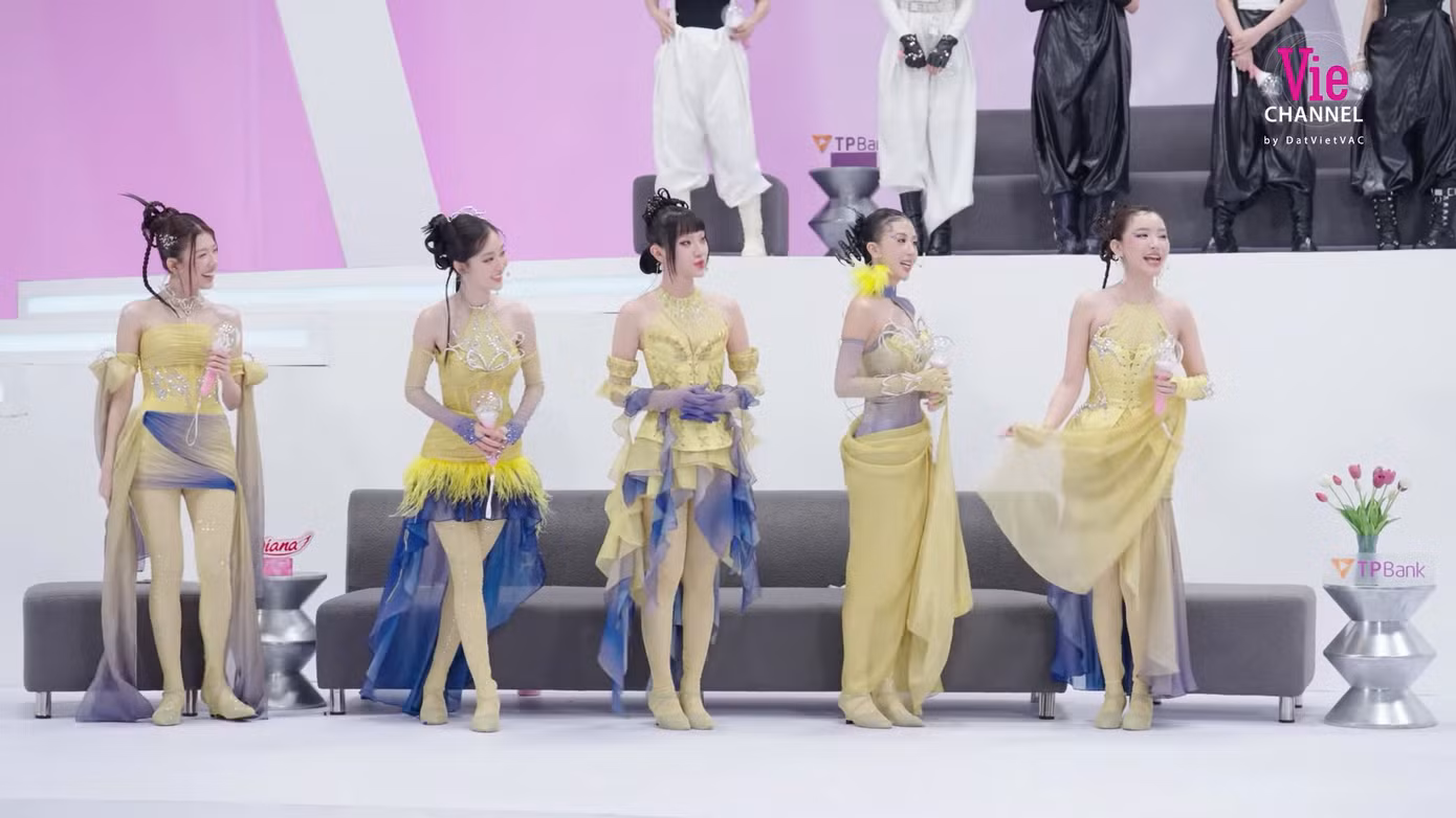live-stage-4-em-xinh-say-hi-outfit-22.png