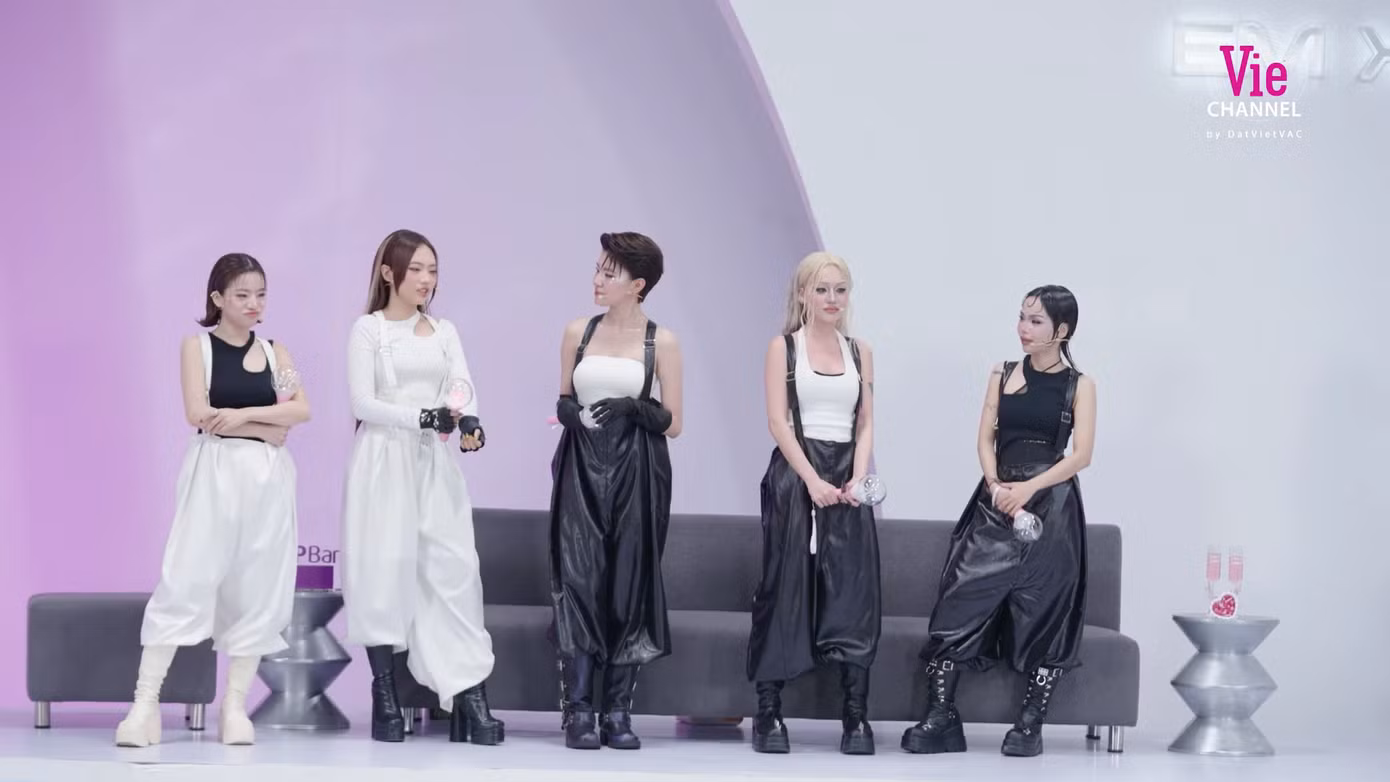live-stage-4-em-xinh-say-hi-outfit-18.png