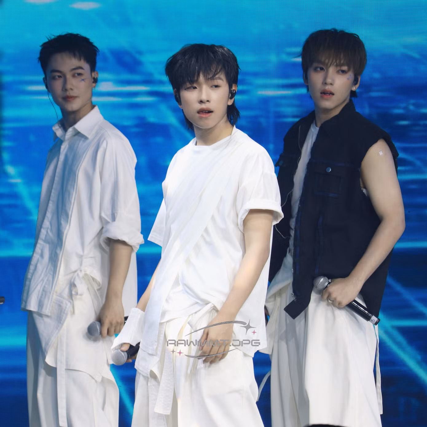uprize-aquafina-vietnam-international-fashion-week-21st-edition-2026-24.jpg