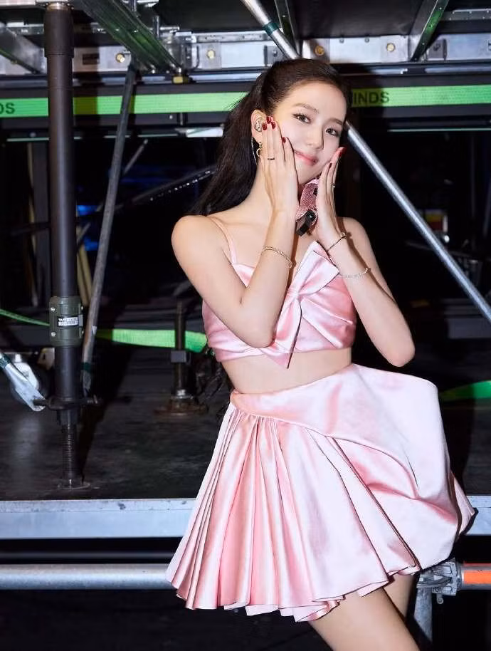 jisoo-blackpink-concert-deadline-jonathan-anderson-dior-11.jpg