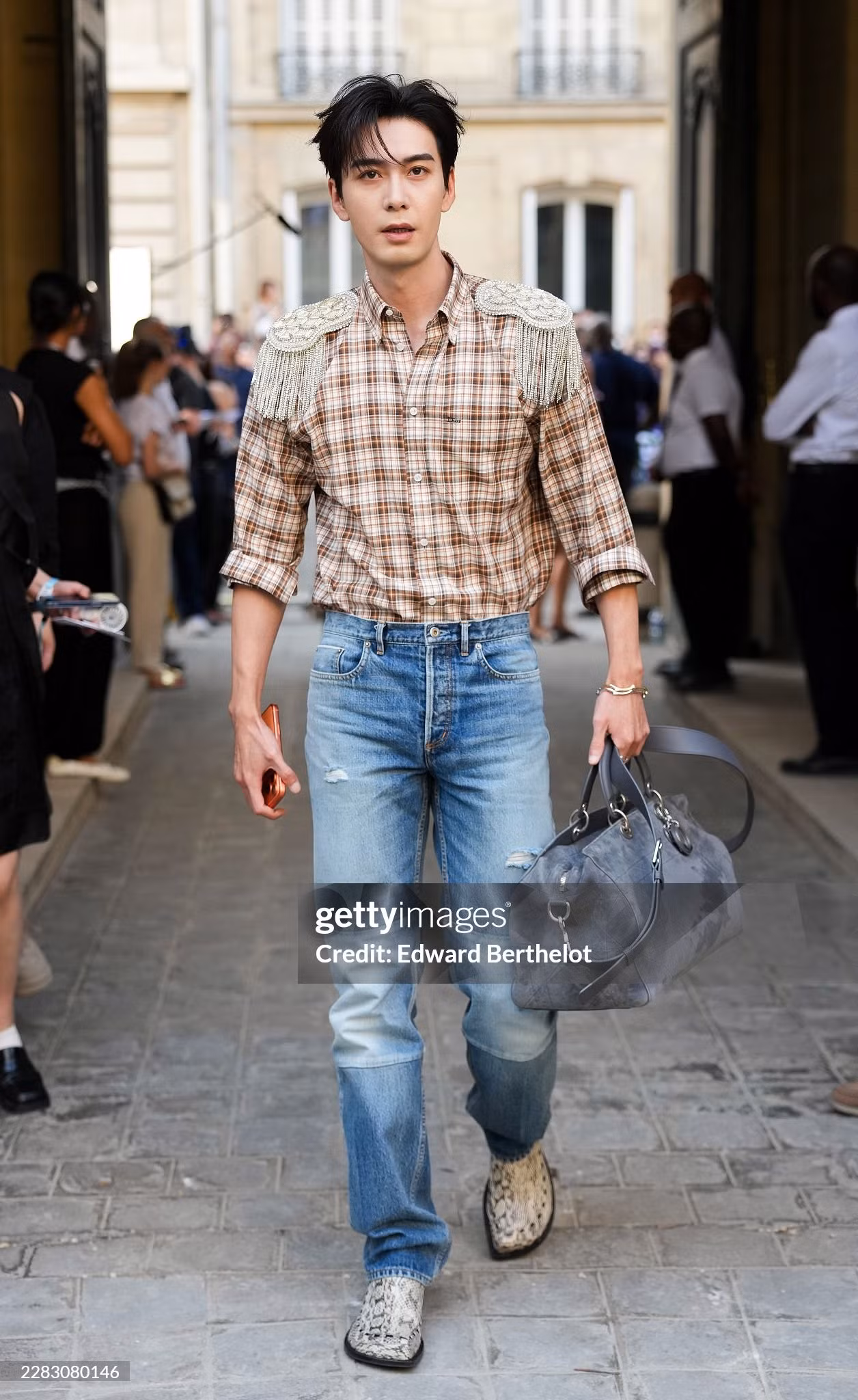 paris-dior-ss27-tran-tinh-huc-11111fvr.jpg