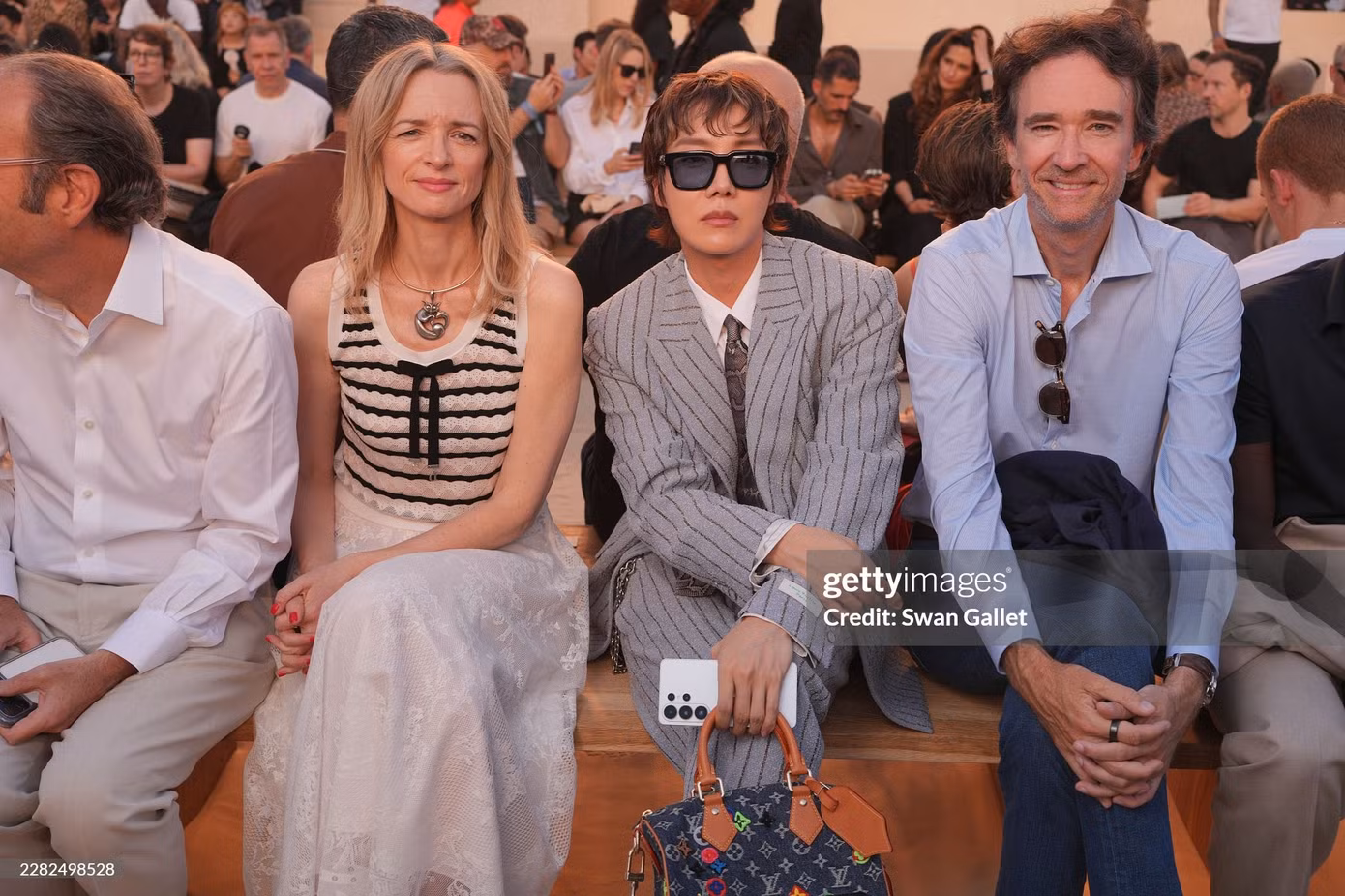 paris-louis-vuitton-ss27-jhope-bts-delphine-arnault-antoine-arnault.jpg