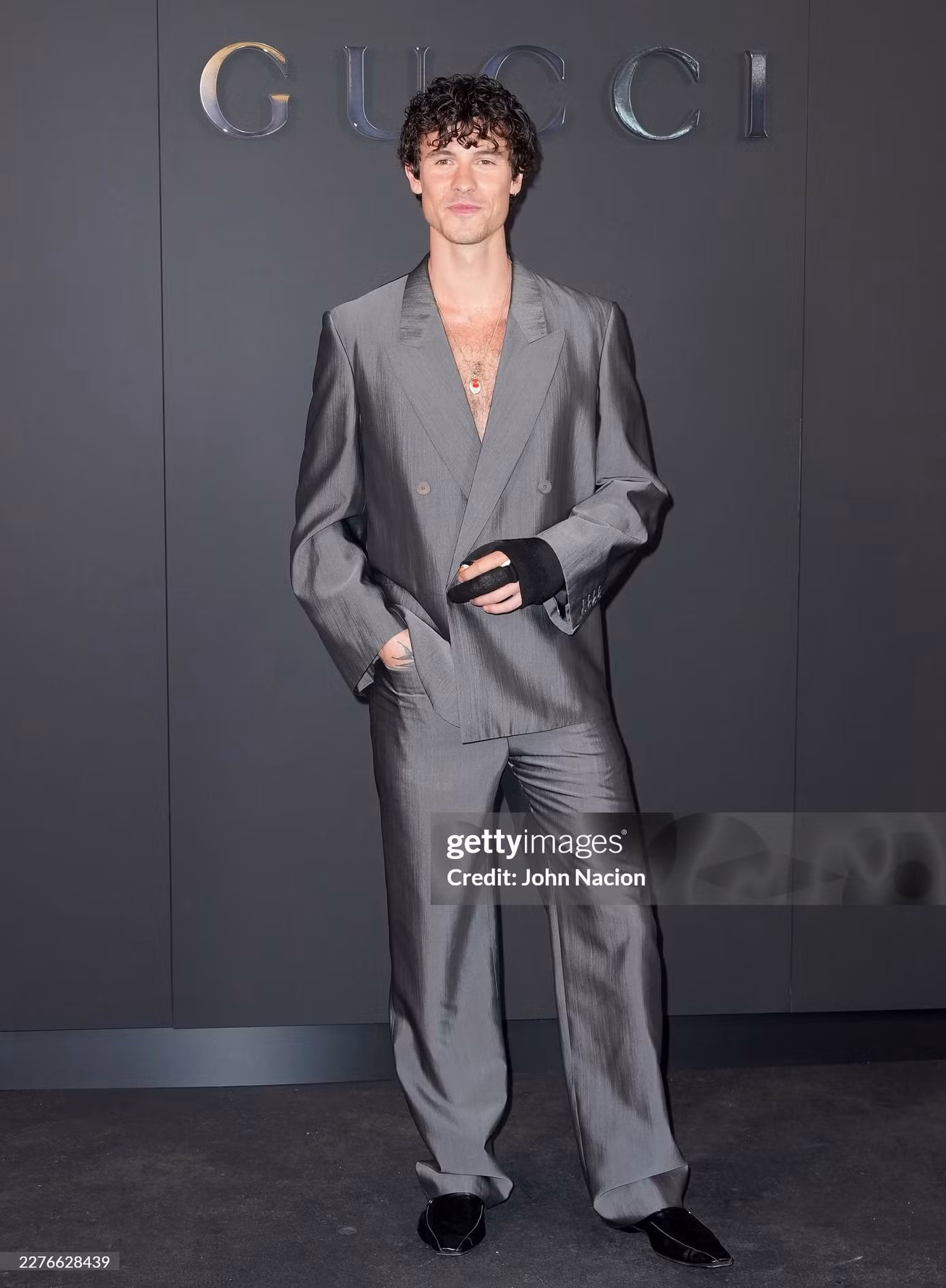gucci-core-cruise-2027-truong-lang-hach-mai-davika-17.jpg