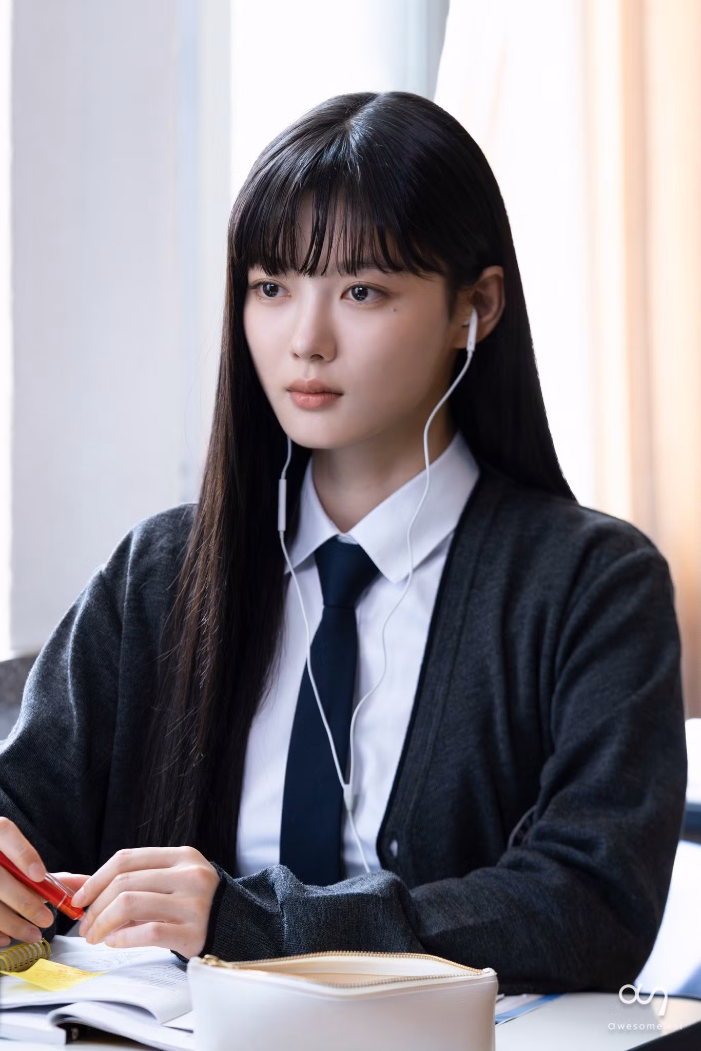fashion-2025-kim-yoo-jung-dear-x-sx.jpg