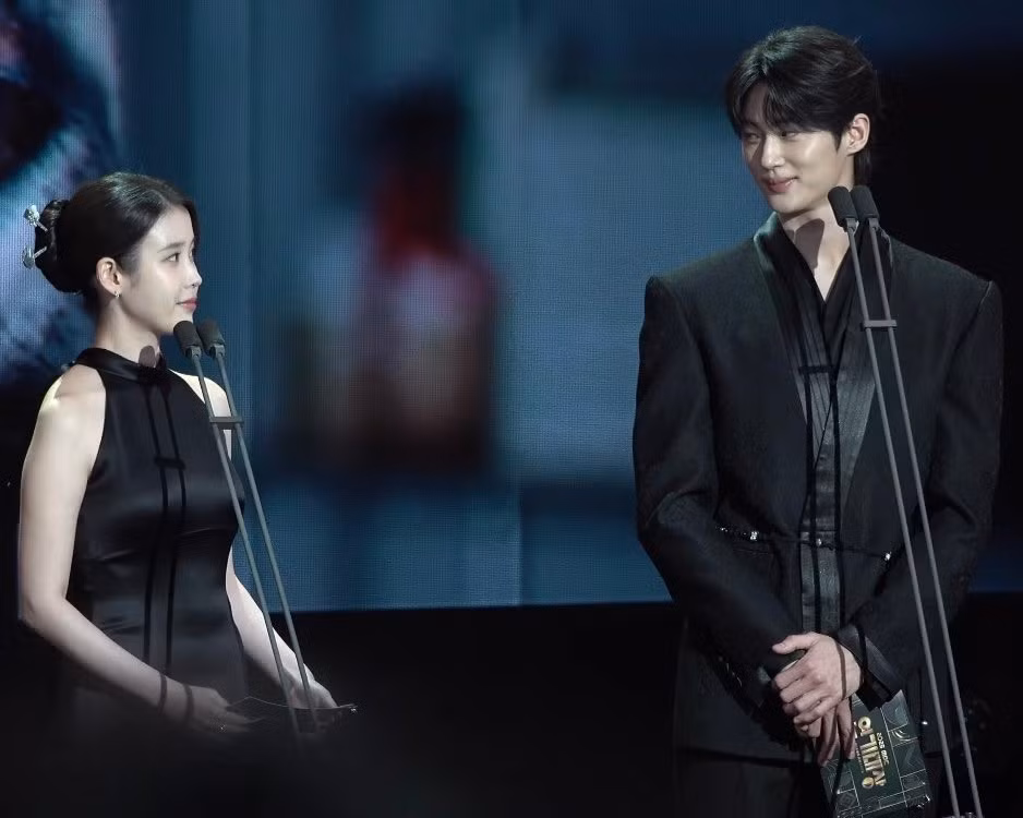 iu-byeon-woo-seok.jpg