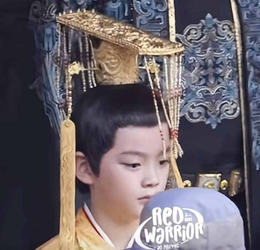 Yên Tuy mặc long bào, đăng cơ khi còn nhỏ. em-be-1.jpg