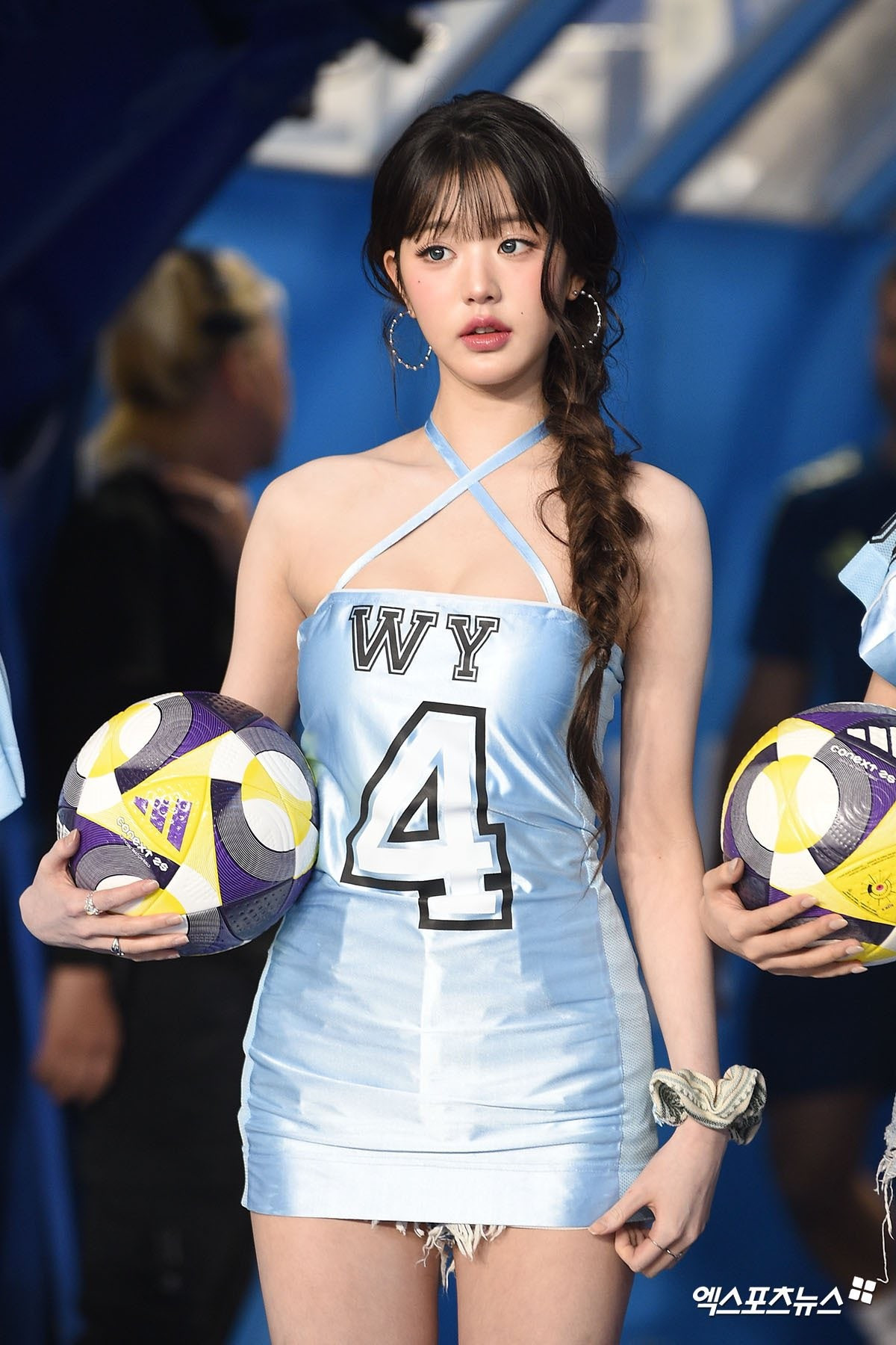 Wonyoung là thành viên duy nhất được sửa áo thành váy ôm nên luồng ý kiến tiêu cực nhắm vào cô không ít. wonyoung-9.jpg