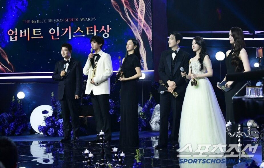 Cặp đôi chính của Khi Cuộc Đời Cho Bạn Quả Quýt - Park Bo Gum và IU, cùng với Hyeri, Lee Jun Hyuk giành giải "Ngôi sao được yêu thích". yeu-thich.jpg
