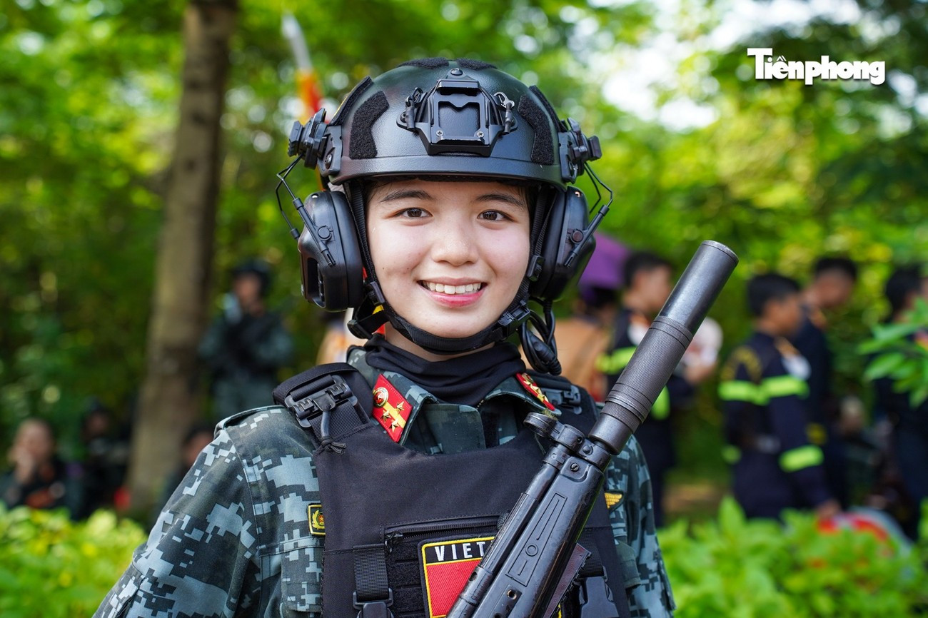 Bảo Chinh được vinh dự tham gia diễu binh cùng khối nữ Cảnh sát đặc nhiệm hai đợt A50 và A80. - Ảnh: Đức Nguyễn/Tiền Phong bao-chinh.jpg