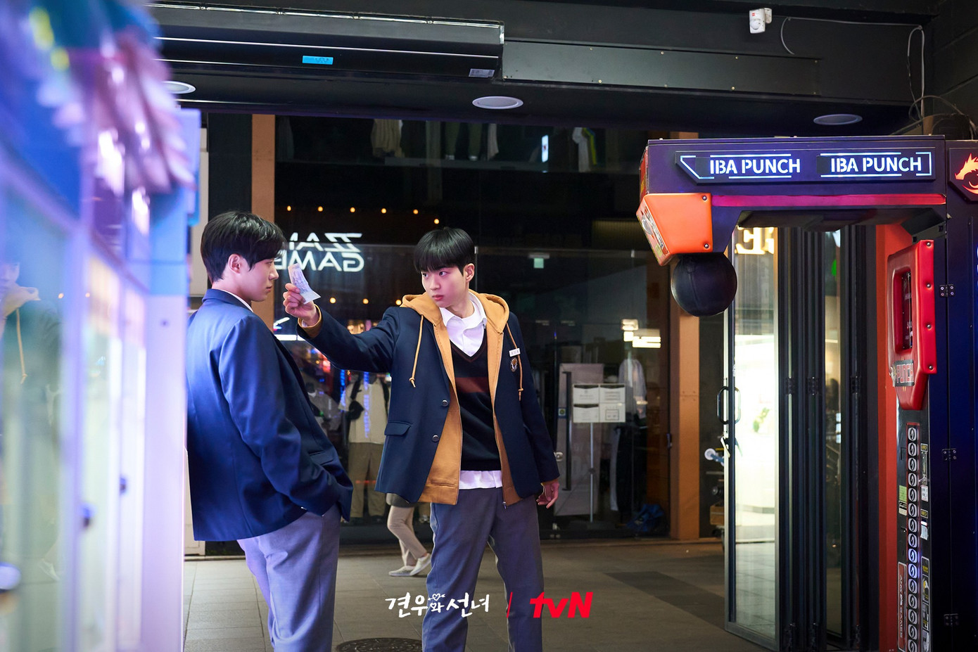 Ji Ho cũng tìm được Gyeon U đang bị nhập. Hình still cut cho thấy cả hai trông khá hơn thua. Lúc này, Bongsu đang kiểm soát cơ thể và hắn là linh hồn học sinh nên dường như còn ham chơi, cũng bày trò cá cược với Ji Ho. head-over-heels-15.jpg