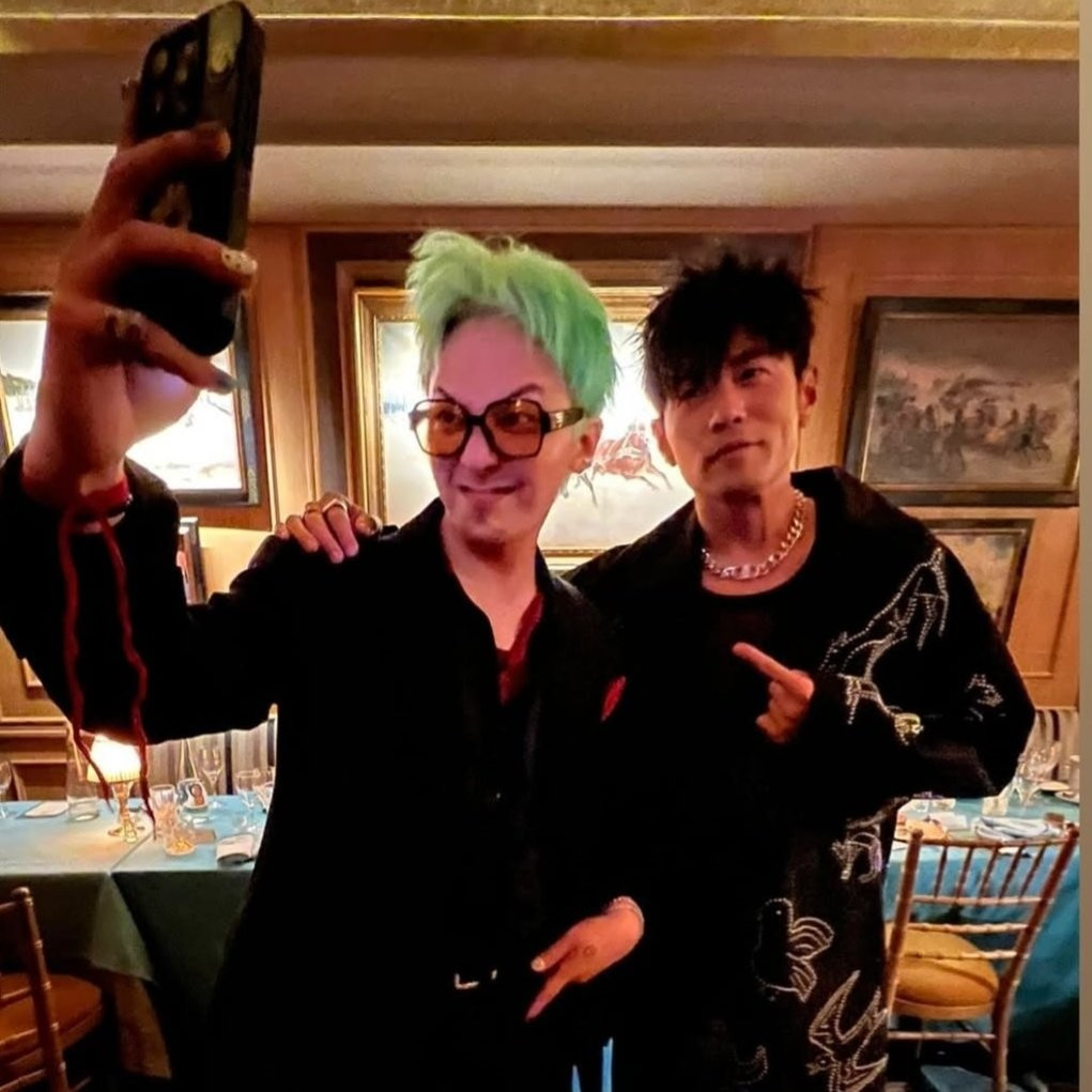 Hình selfie "nhắng nhít" trong lần gặp đầu năm nay của G-Dragon và Châu Kiệt Luân. hang.jpg