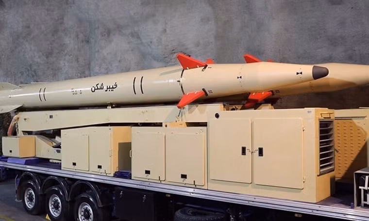 Hé lộ tên lửa đạn đạo đáng gờm của Iran