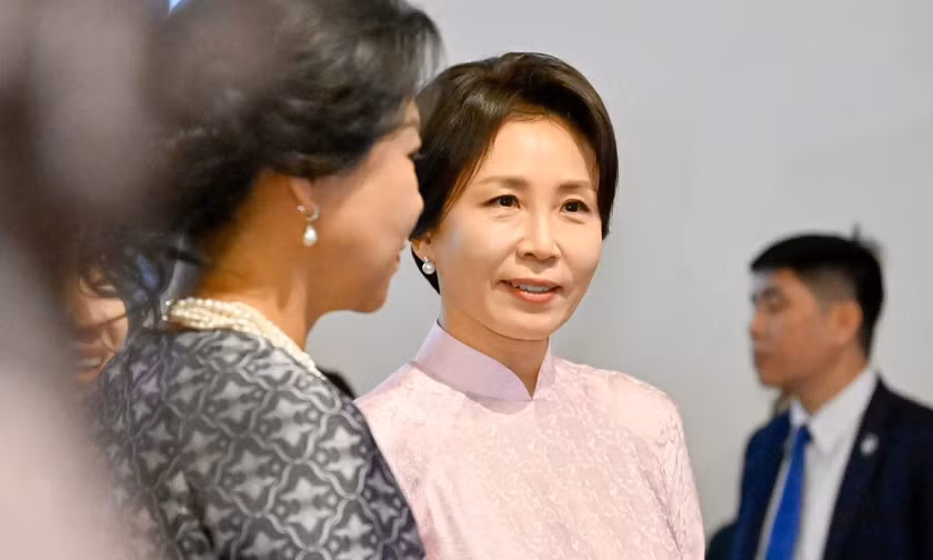 Chiếc áo dài Phu nhân Tổng thống Hàn Quốc mặc và lời đặt hàng đặc biệt