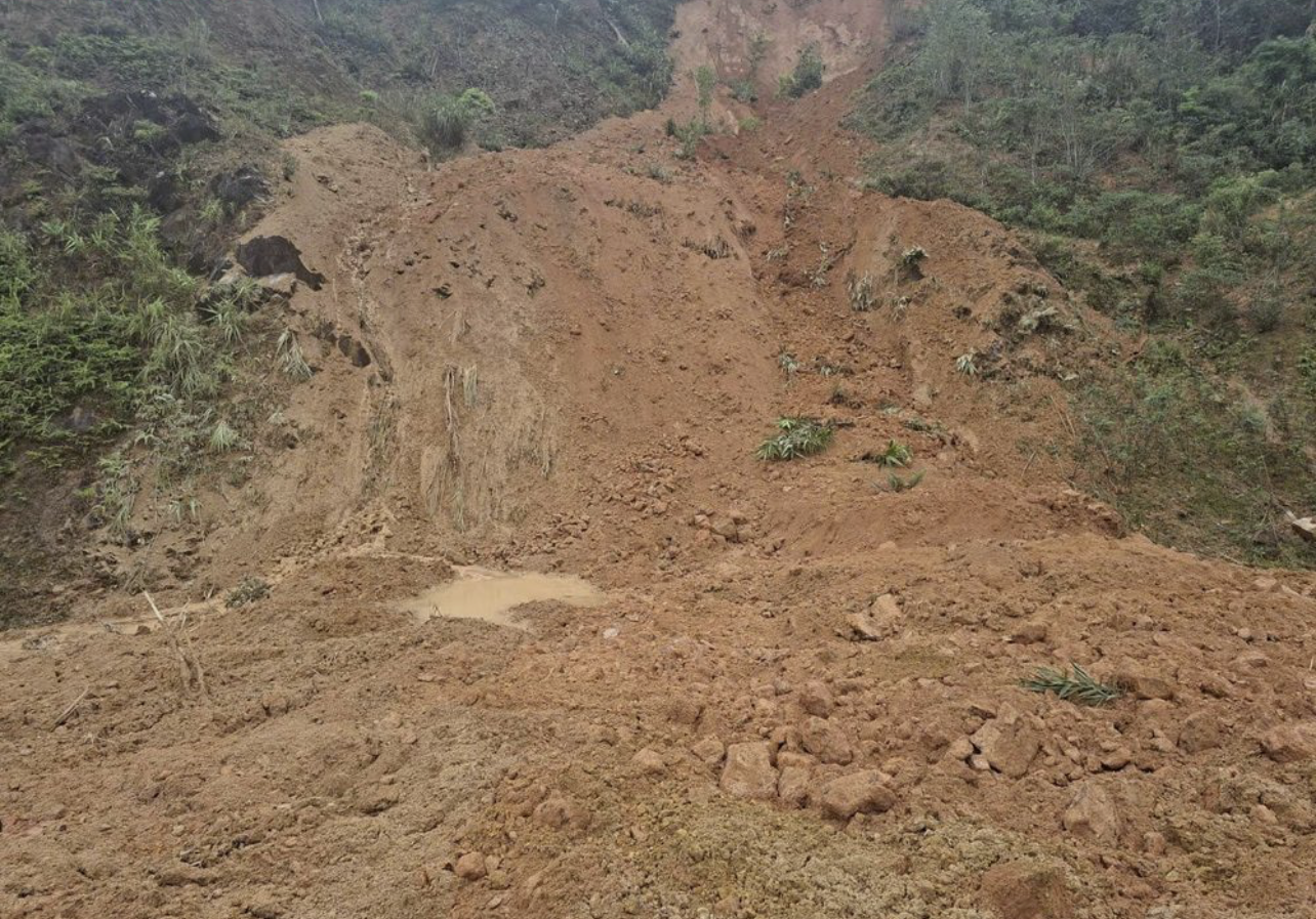 Sạt lở nghiêm trọng trên đường Hồ Chí Minh nhánh Tây đoạn qua Quảng Trị ảnh 1