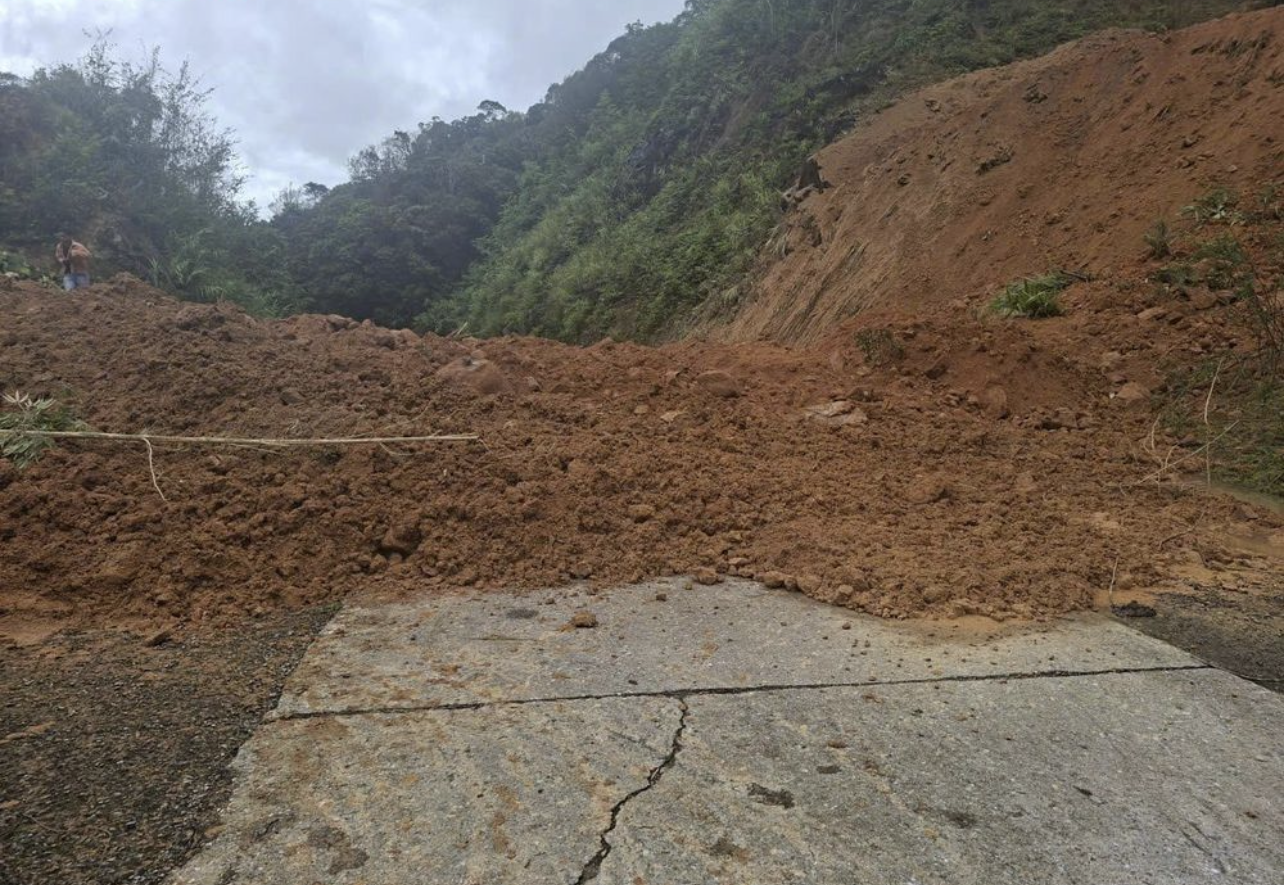 Sạt lở núi khiến đất đá tràn xuống mặt đường Hồ Chí Minh nhánh Tây. Ảnh: Phan Vĩnh