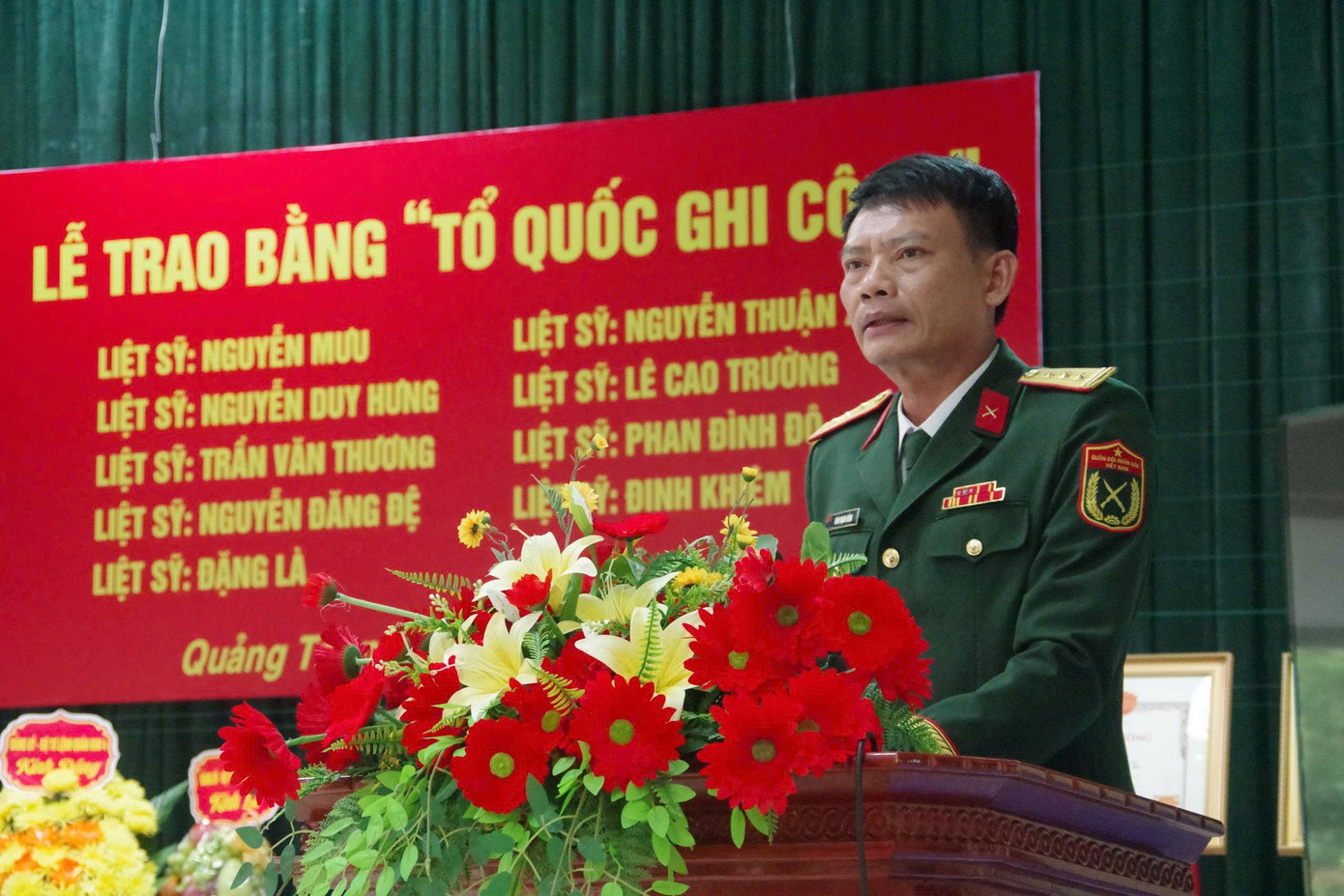 dai-dien-ban-chi-huy-phong-thu-khu-vuc-3-vinh-linh-doc-dien-van-trao-bang-to-quoc-ghi-cong.jpg