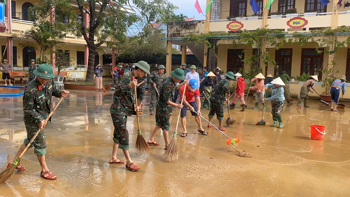 bo-doi-quang-tri-giup-dan-khac-phuc-hau-qua-mua-lut-611-12.jpg