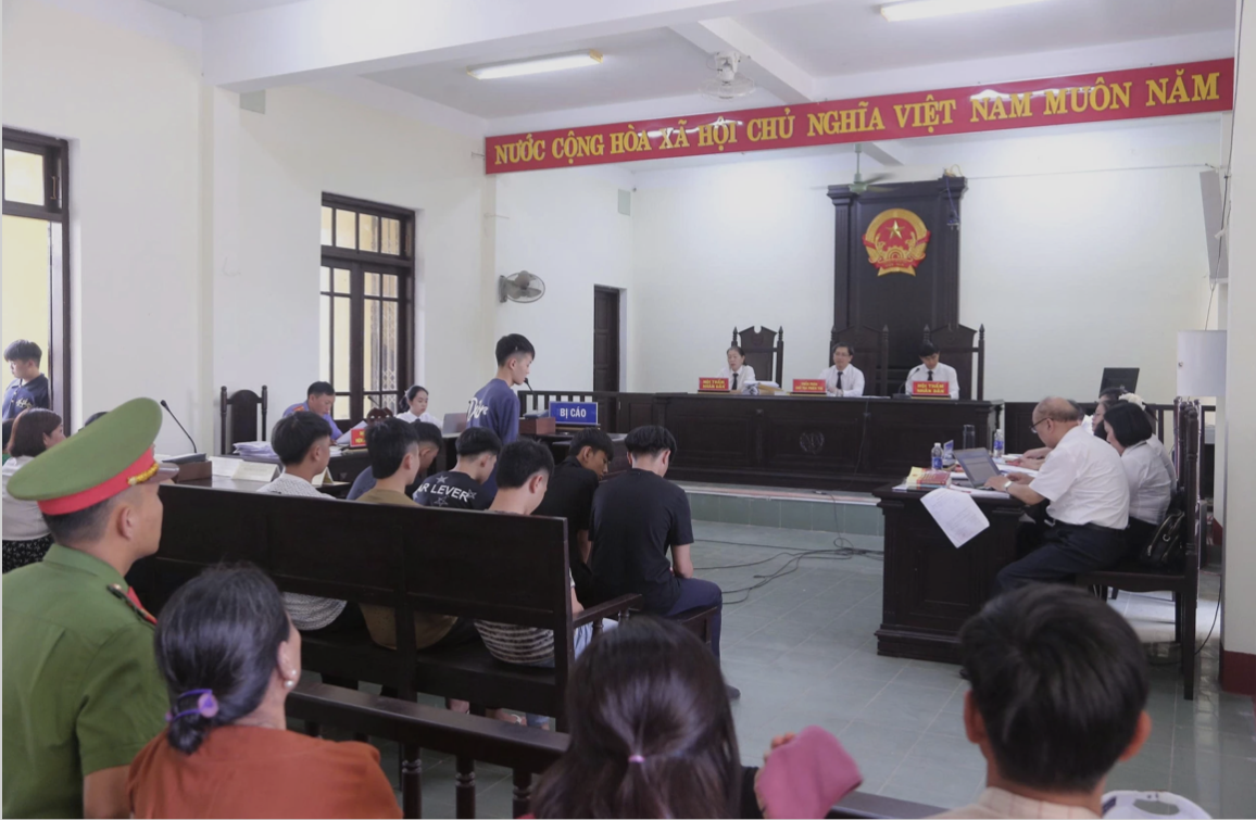 Toàn cảnh phiên tòa. Ảnh: LM xu-toa-gay-roi-duong-pho-682025.png