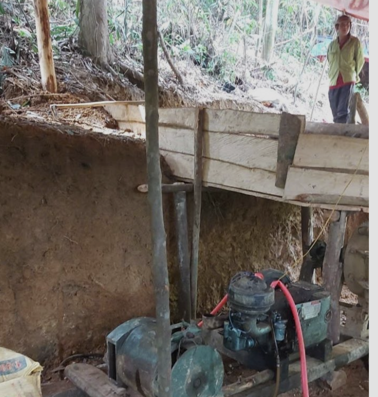 Máy móc, máng phục vụ đào đãi vàng trái phép vang-tac-trong-rung-phong-ho-ben-hai-6.png