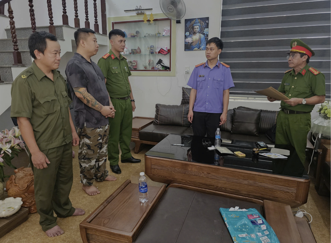 Cơ quan chức năng ra quyết định tạm giữ người trong trường hợp khẩn cấp đối với Phạm Duy. Ảnh: CA. quyet-dinh-tam-giu-nguoi-trong-truong-hop-khan-cap-doi-voi-pham-duy.png