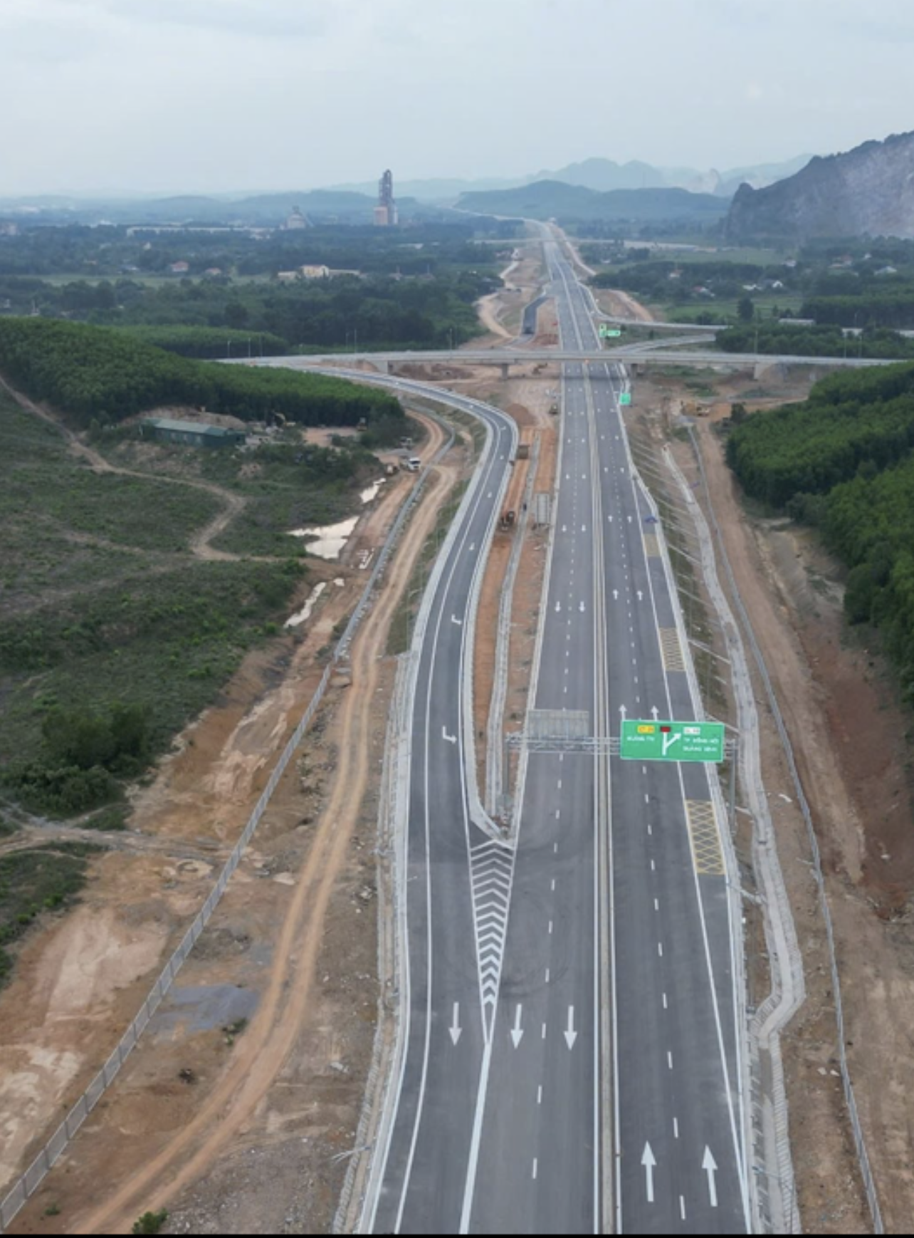 Dự án cao tốc Vạn Ninh - Cam Lộ được khởi công vào tháng 1/2023 và dự kiến thông xe kỹ thuật toàn tuyến vào giữa tháng 8/2025 cao-toc-cam-lo-la-son-dang-hoan-thien-2.png