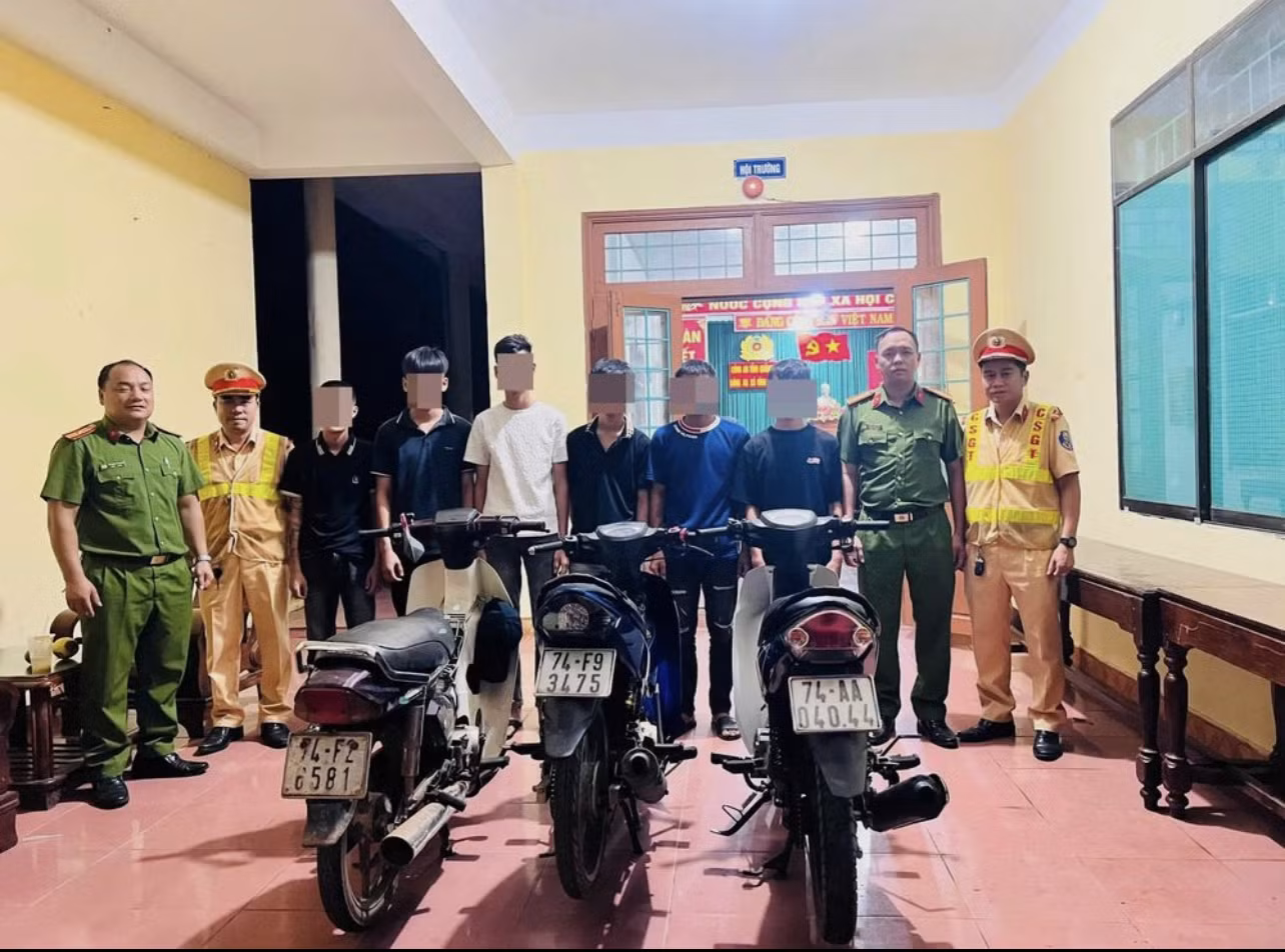 nhom-doi-tuong-chay-xe-may-lam-xiec-tren-ql1-2.png