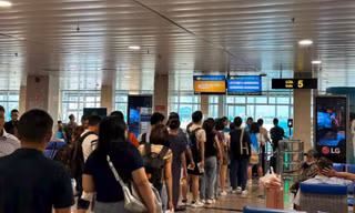 Săn vé Tết "bỏng tay": Sinh viên thong thả, dân văn phòng "nín thở" chốt đơn