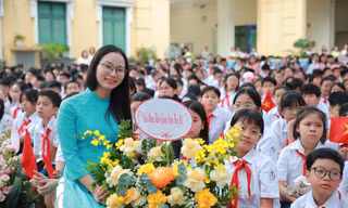 Hà Nội: Thầy cô và học trò trường THCS Trưng Vương rộn ràng đón năm học mới