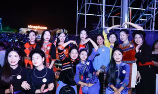 Thí sinh Hoa hậu Việt Nam 2026 lần đầu bước lên sân khấu trước hàng chục nghìn khán giả