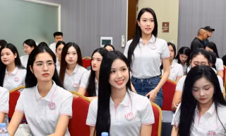 Thí sinh Hoa hậu Việt Nam 2026 học bí kíp tự tin, bản lĩnh trước đám đông từ MC Trần Ngọc 