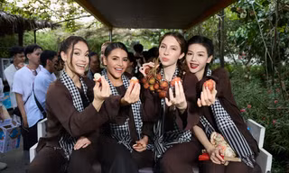 Dàn người đẹp Miss Charm 2025 lội mương bắt cá, "đu trend" Em là con gái miền Tây