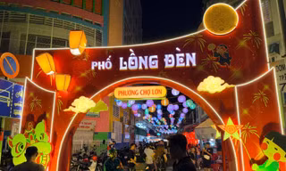 TP.HCM: Phố lồng đèn "bật mood" lung linh, sẵn sàng đón khách chơi Tết Trung thu