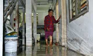 Triều cường 'bủa vây', đang nằm viện cũng bật dậy… tát nước