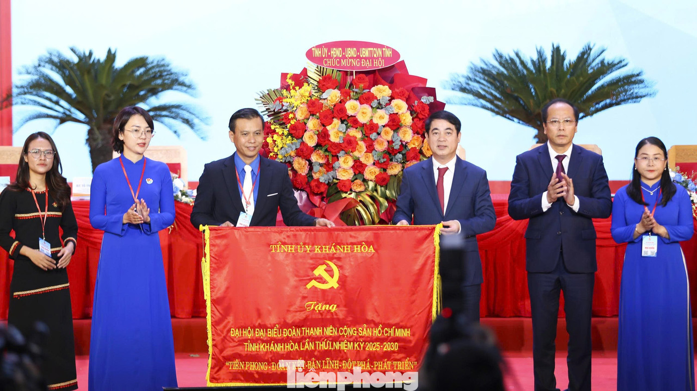 Lãnh đạo tỉnh Khánh Hòa tặng bức trướng chúc mừng Đại hội. tp-dhd-6.jpg