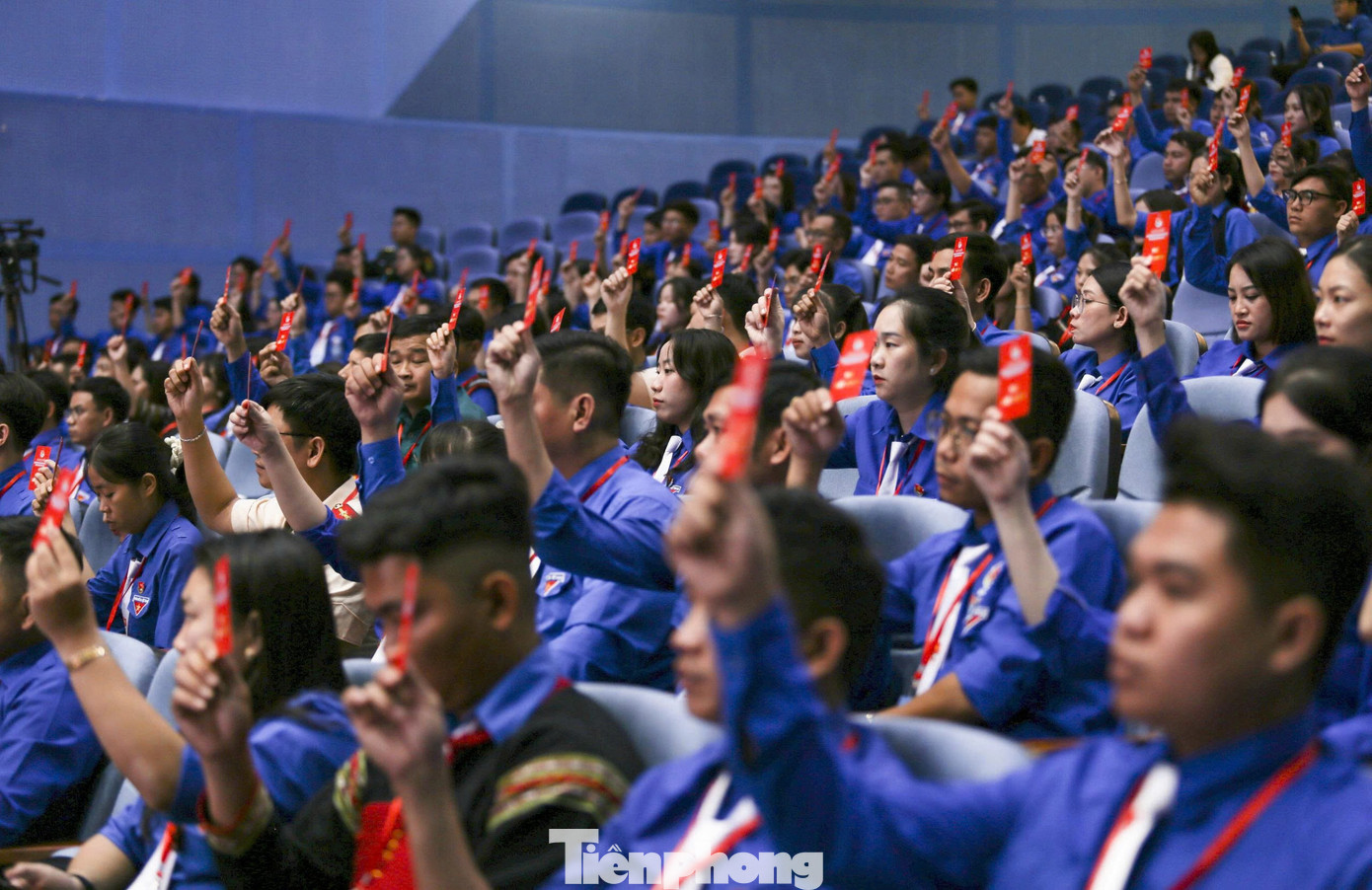 Các đại biểu tham gia biểu quyết. tp-dhd-11.jpg