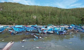 Xác tàu thuyền la liệt, làng chài hoang tàn sau đêm cuồng phong vì bão số 13