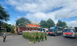 Công an Đắk Lắk trắng đêm cứu dân vùng lũ