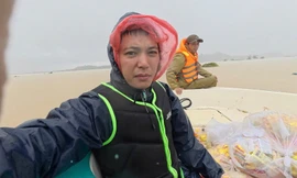 Ba chàng trai Sài thành lao vào lũ dữ cứu người