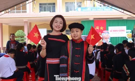 Sắc màu thổ cẩm trong lễ khai giảng đặc biệt tại Đắk Lắk