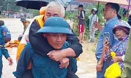 Dầm mưa cứu dân trong dòng lũ dữ ở Đắk Lắk