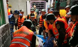 Bộ đội Biên phòng Lâm Đồng xuyên đêm cứu dân giữa dòng nước lũ