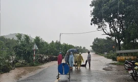 Mực nước dâng cao, hàng trăm mét Quốc lộ 29 đoạn qua Đắk Lắk bị phong tỏa