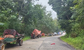 Sống gần hồ thủy điện đang xả nước, 200 người tháo chạy, dựng nhà trên xe công nông