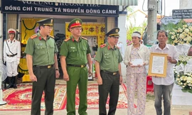 Trao 150 triệu đồng hỗ trợ gia đình trung tá công an Đắk Lắk hy sinh